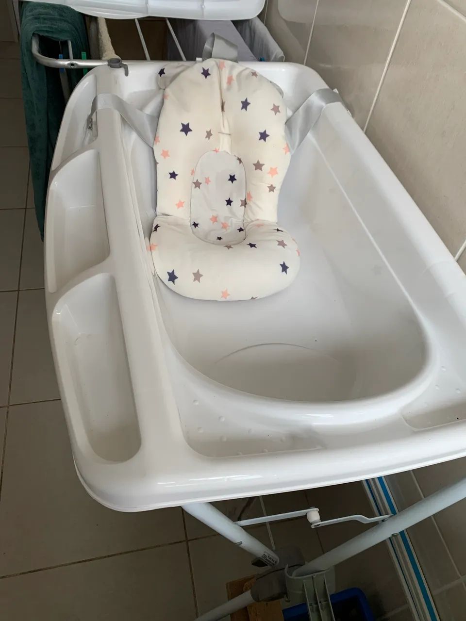 Vendo banheira com trocador e almofada para bebê - Foto 2