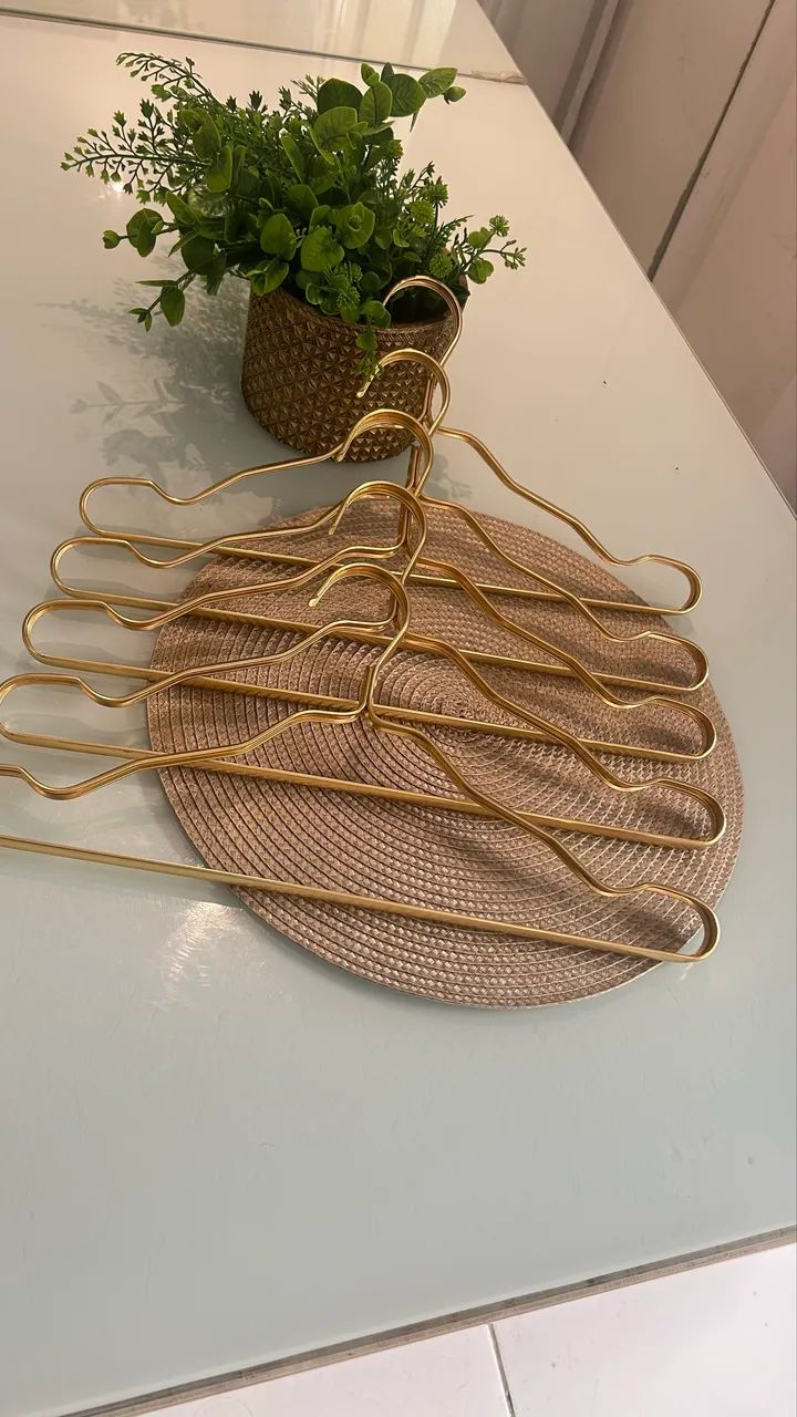 Cabide metálico dourado