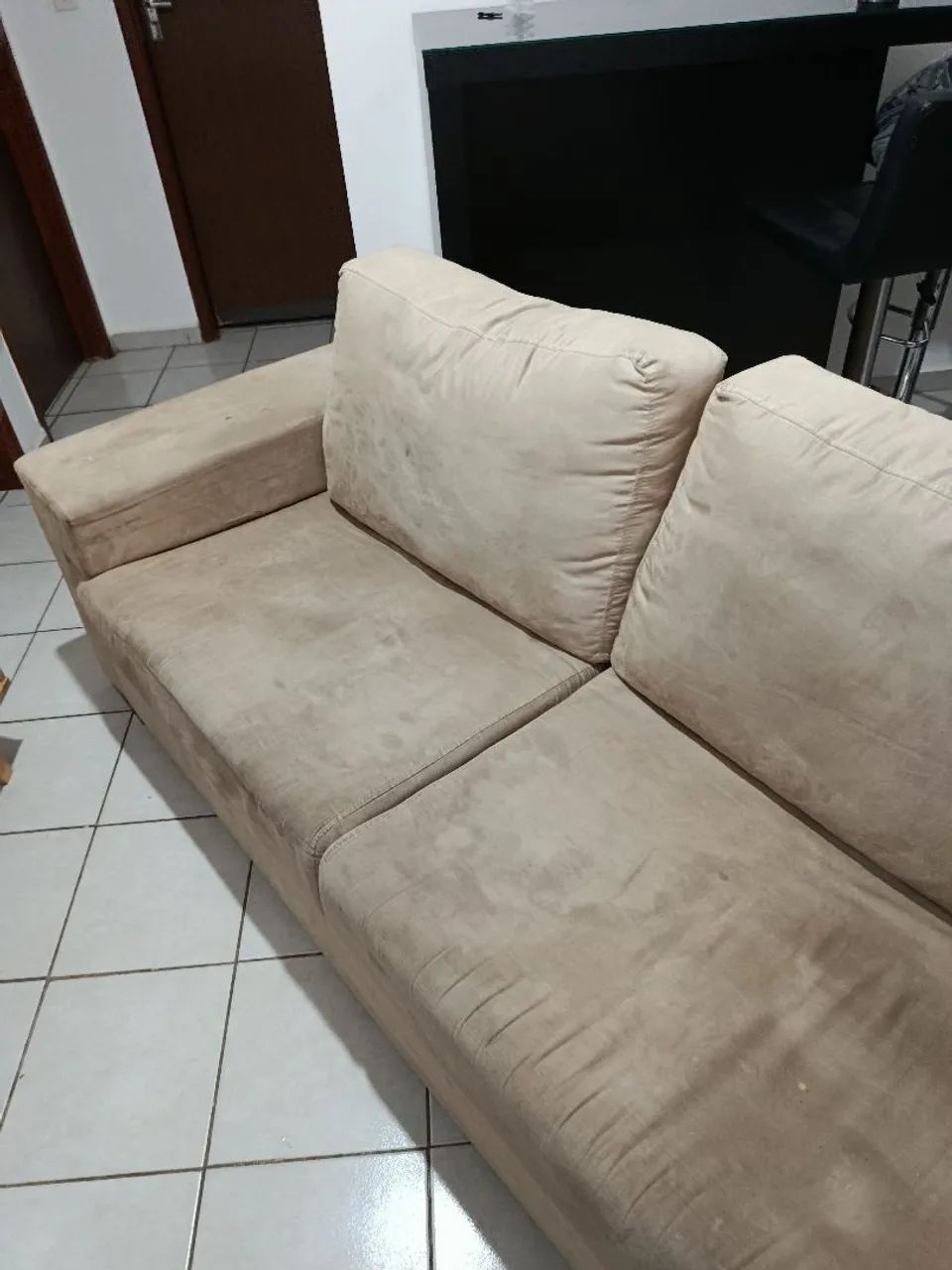 Sof á 2 lugares em suede bege - Foto 2