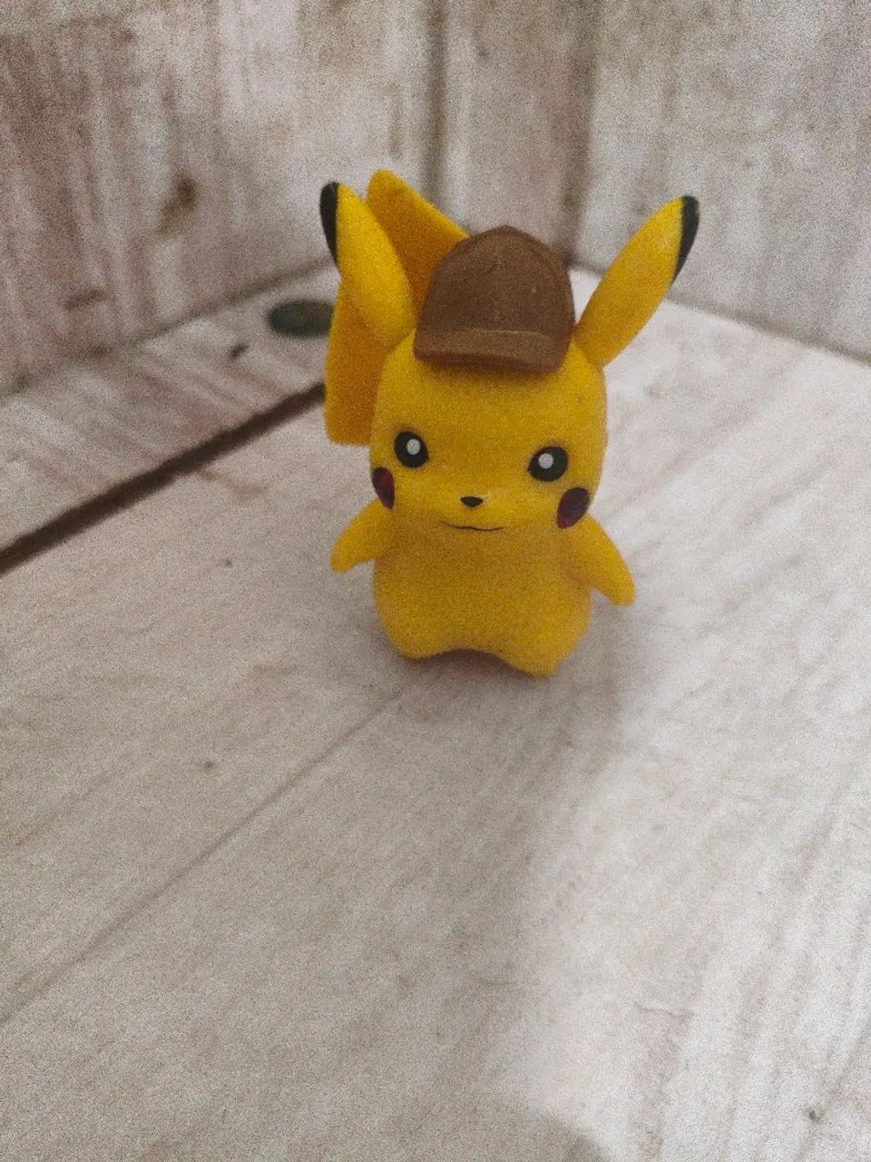 Detetive Pikachu boneco