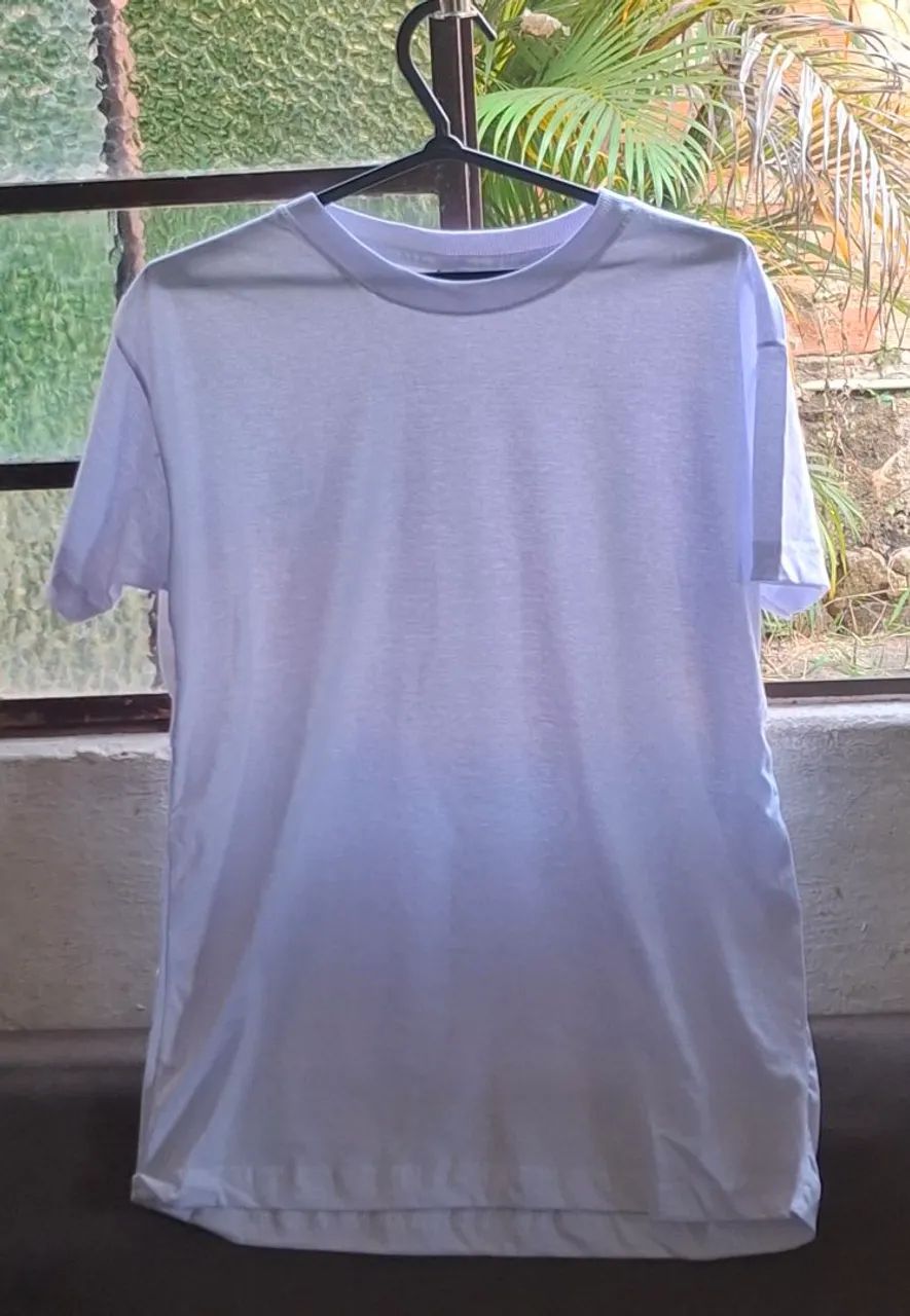 Camisa branca totalmente lisa