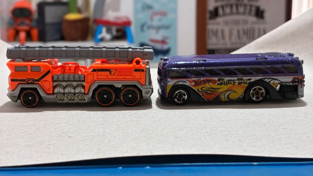 Dupla 5 Alarm + Surfin? School Bus Hot Wheels 