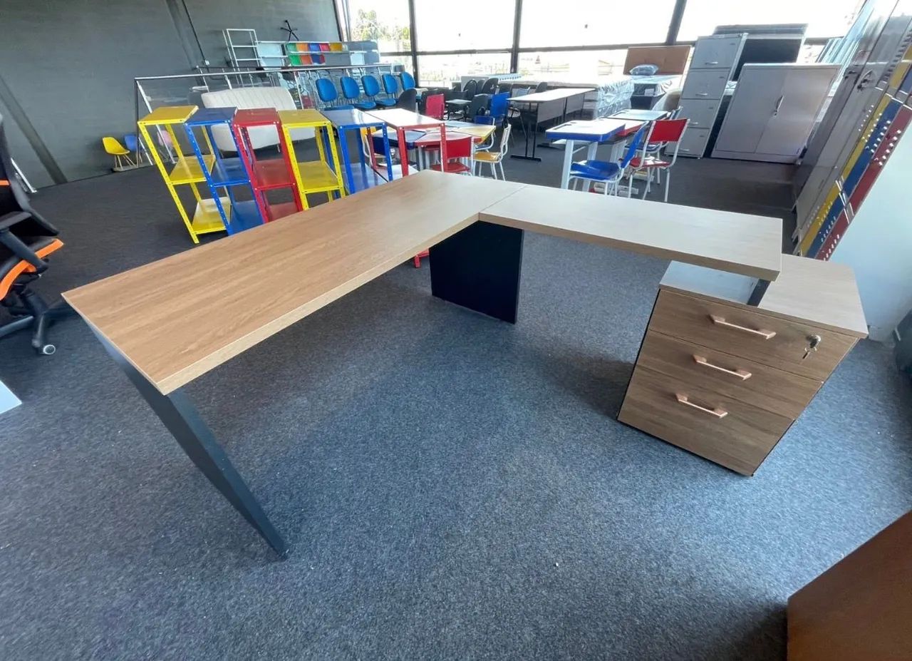 MESA DE ESCRITORIO COM GAVETEIRO E ARMARIO LOJA IKONOFFICE  - Foto 2
