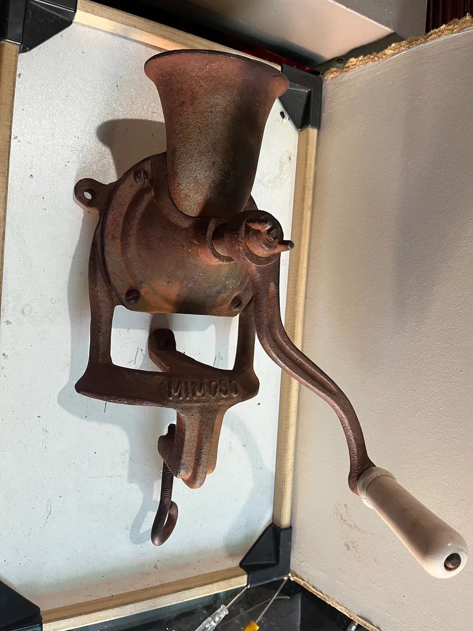 moedor de grãos manual antigo da marca Mimoso N3 - Foto 4