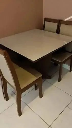 Mesa com 4 cadeiras