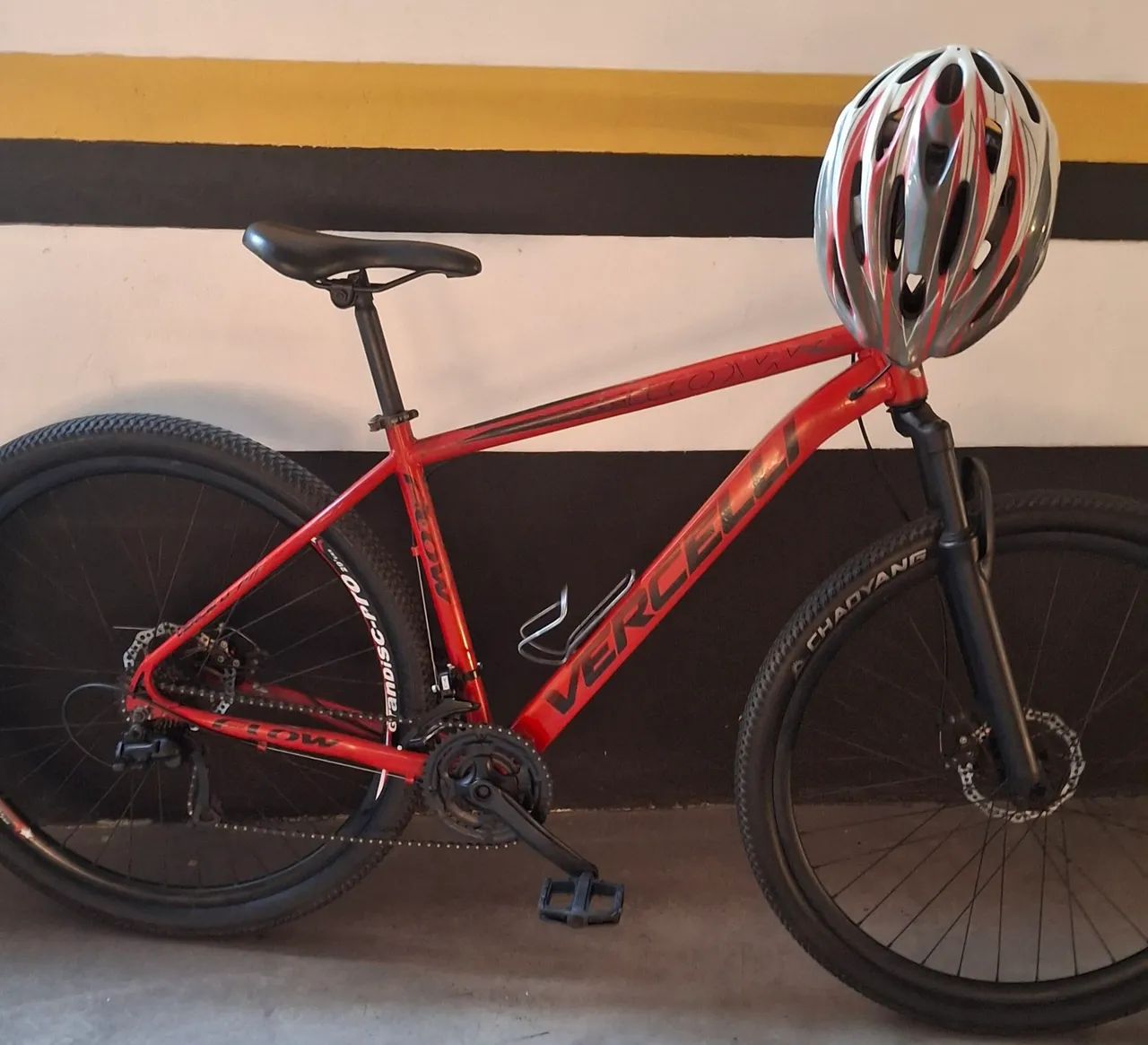 Bicicleta aro 29 com capacete 