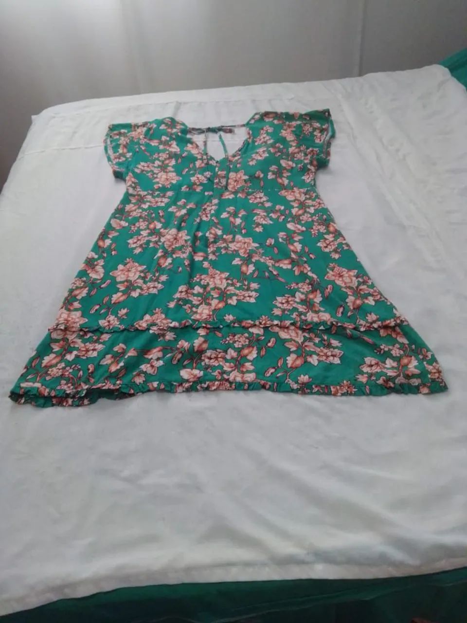 Vestido verde com flores rosas