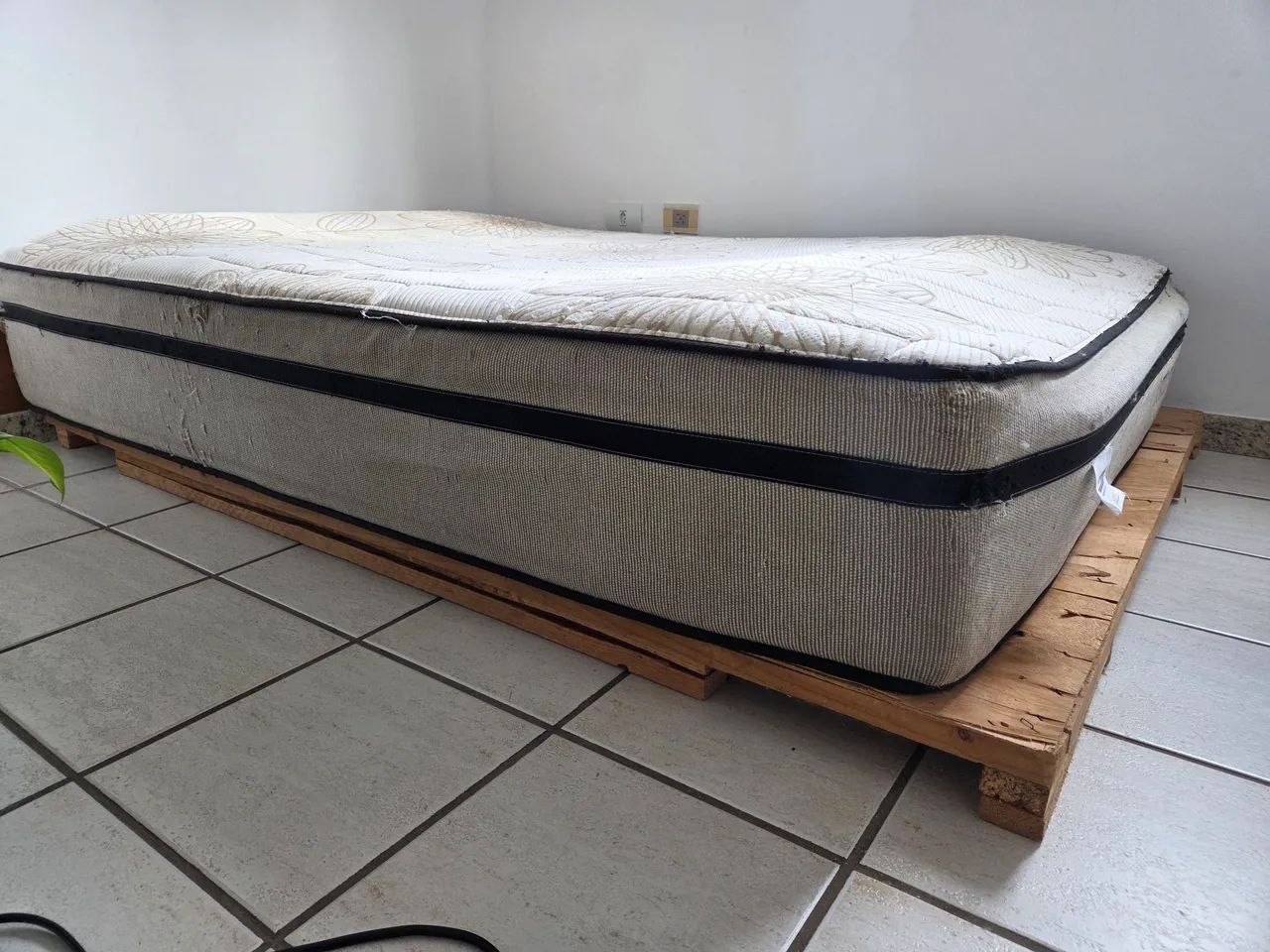 Colchão de casal com base de madeira  - Foto 4