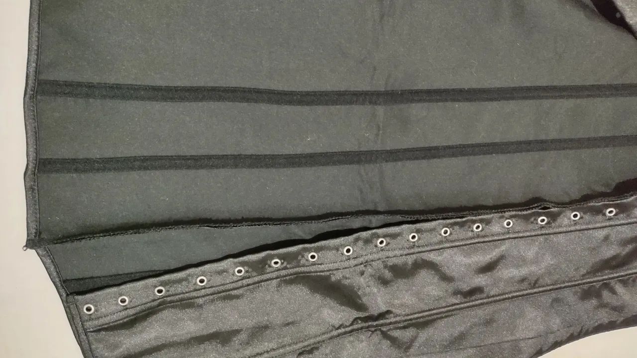 Vestido de cetim estruturado com barbatanas - Foto 3