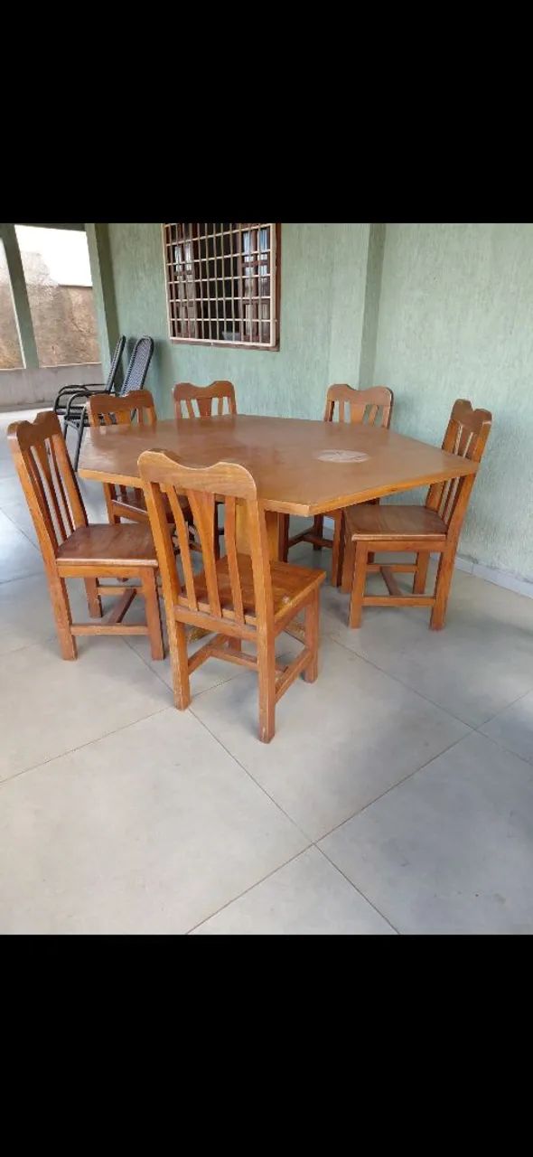Mesa geométrica de mogno
