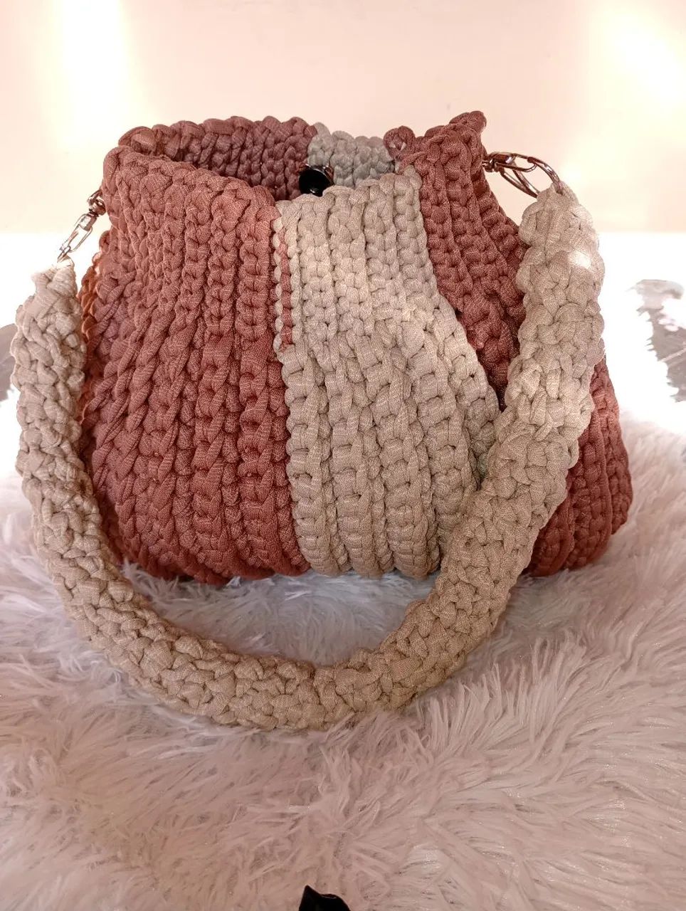Bolsa de crochê chocolate e creme