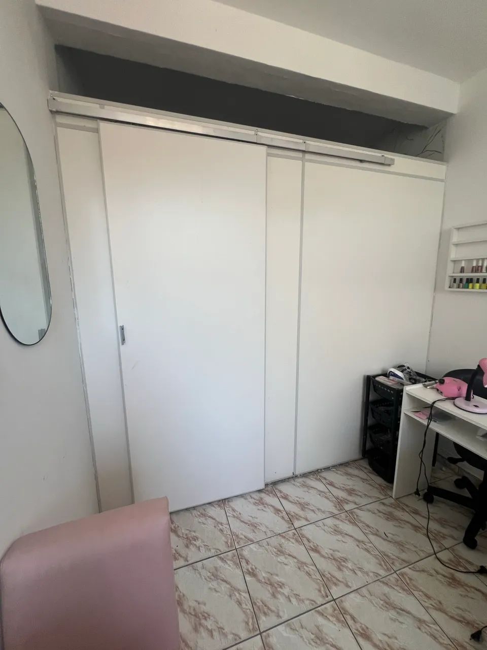 Divisória em eucatex com porta de correr64985874974466123