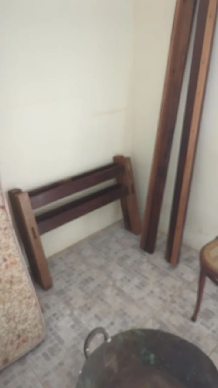 Cama de solteiro em madeira maciça - clássica - R$200 - Foto 2