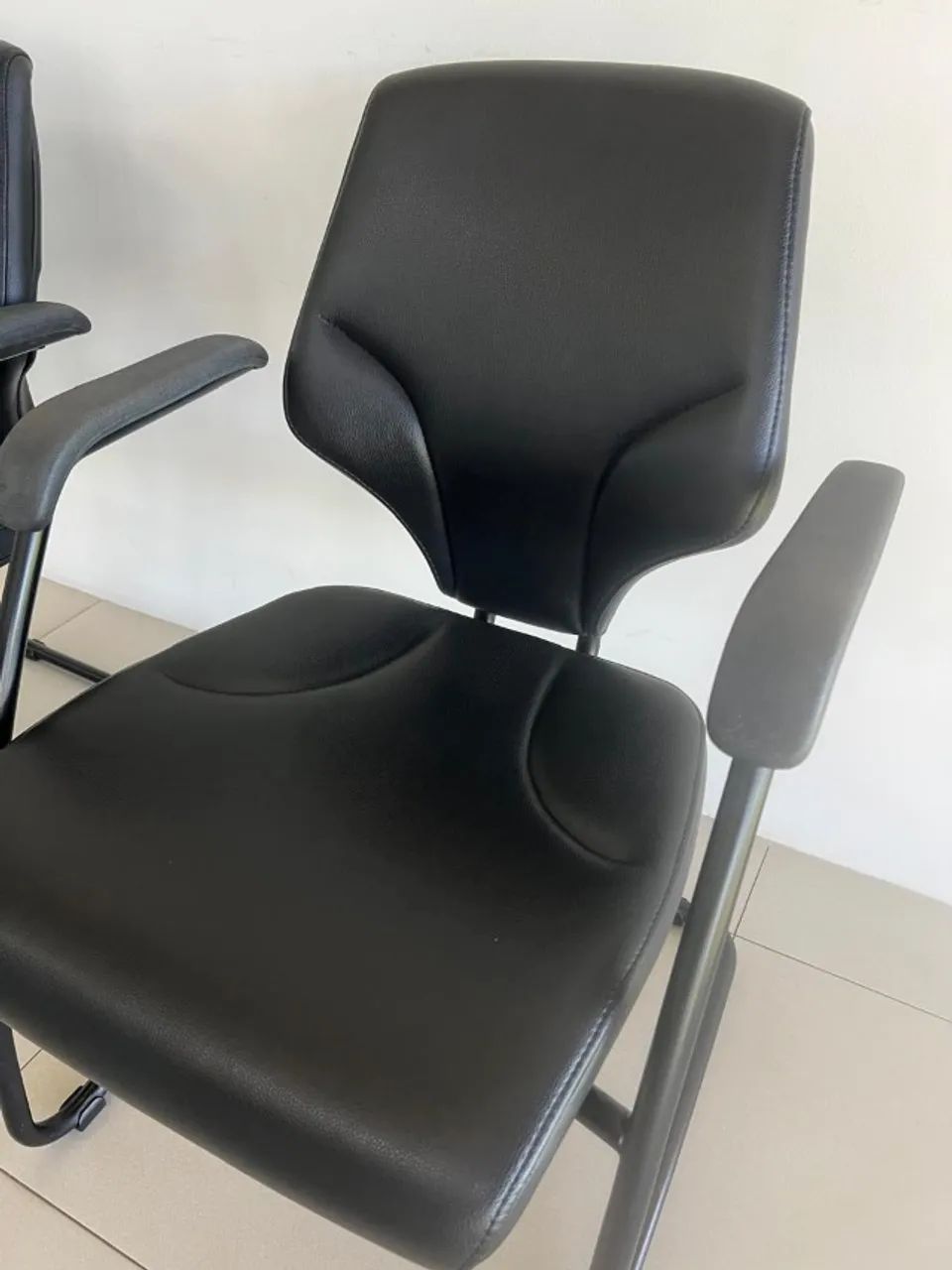 cadeira escritorio fixa preta - Foto 3