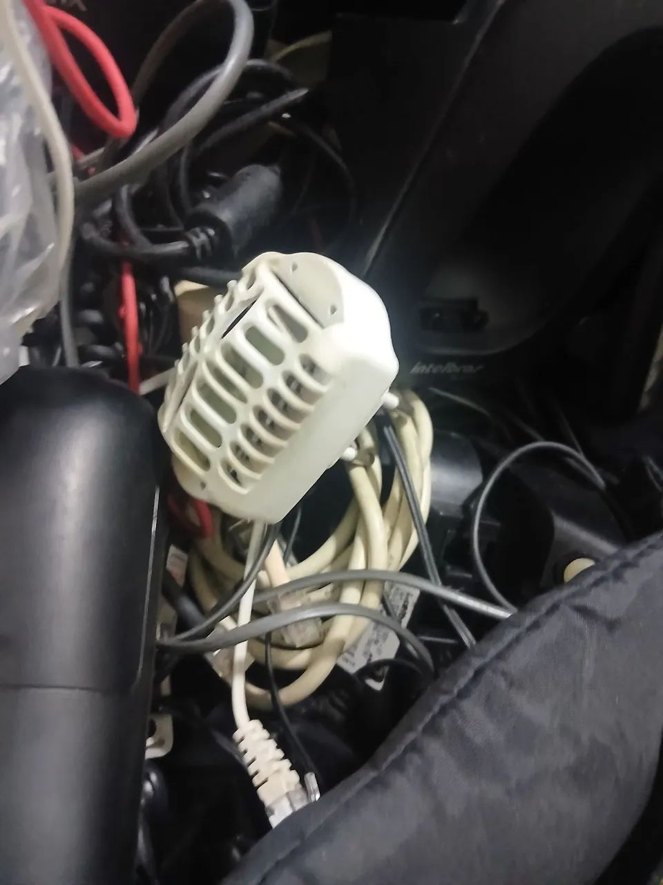 Caixa com vários cabos e telefone - Foto 5