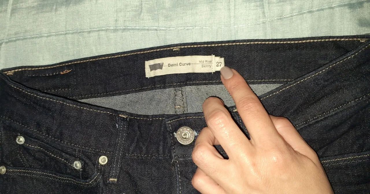 Calça Levi's skinny azul escuro (usada) - Foto 5