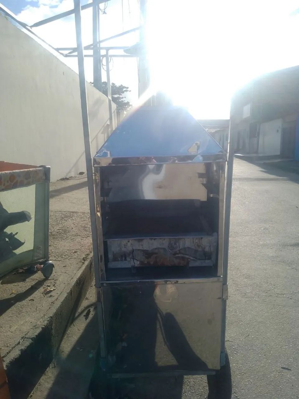 Carro de cachorro quente e churrasco