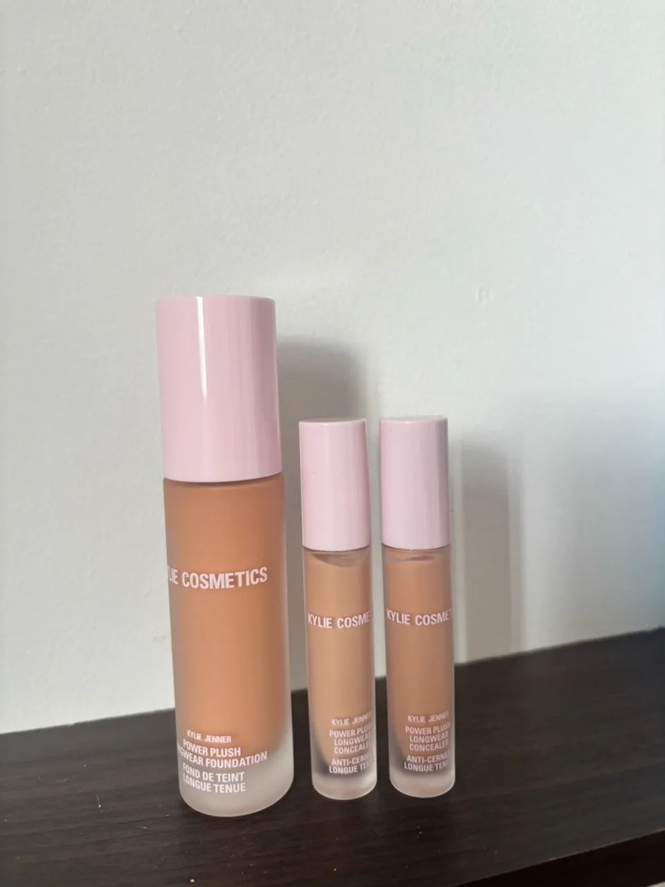 Dois corretivos e uma base Kylie Cosmetics 