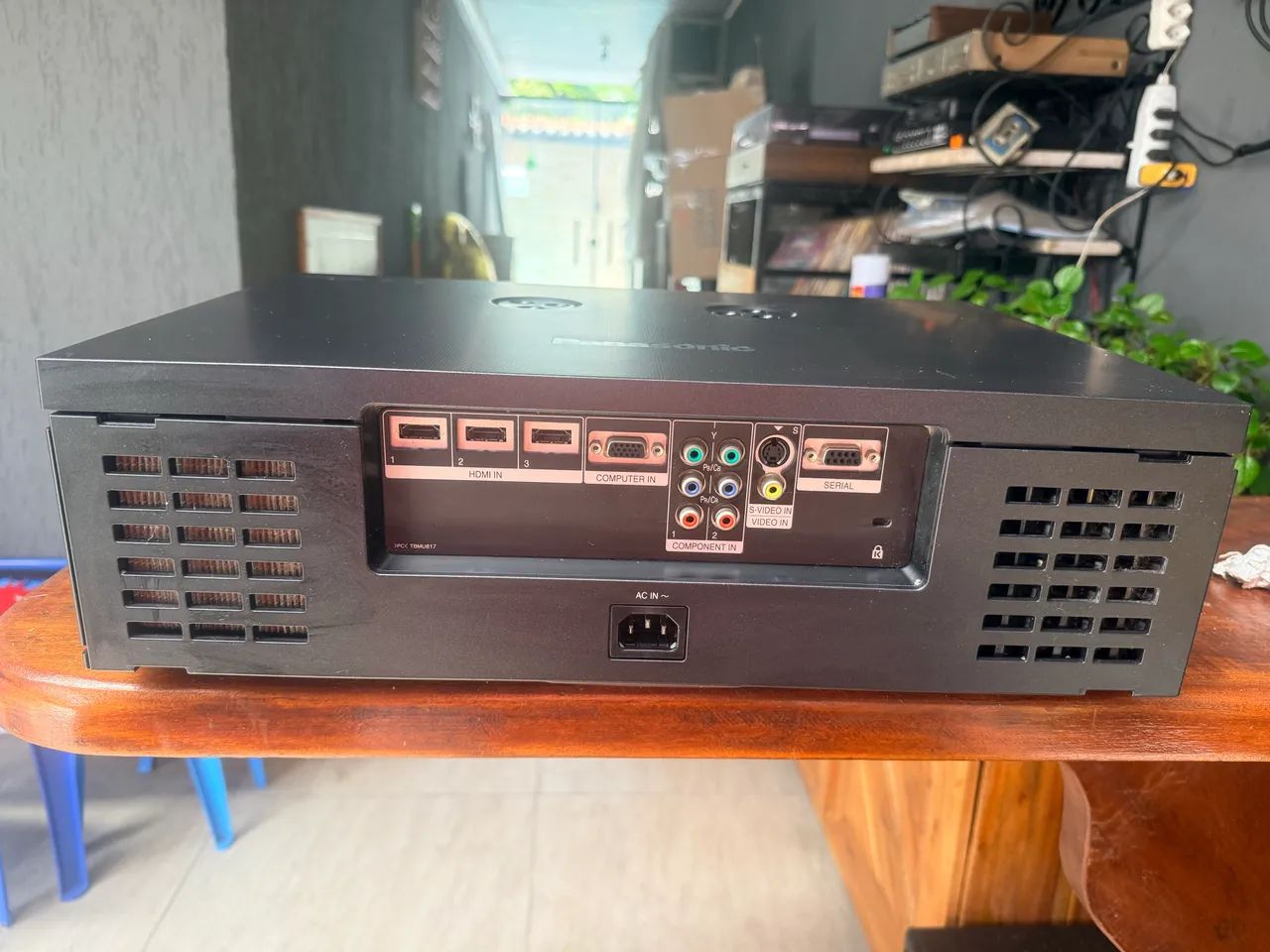 Projetor Panasonic full HD PT EA2000U - Foto 3