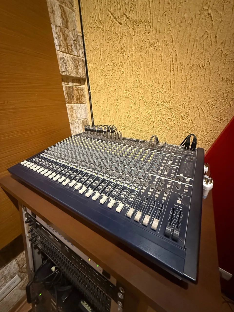 Mesa de som Behringer 24 canais.