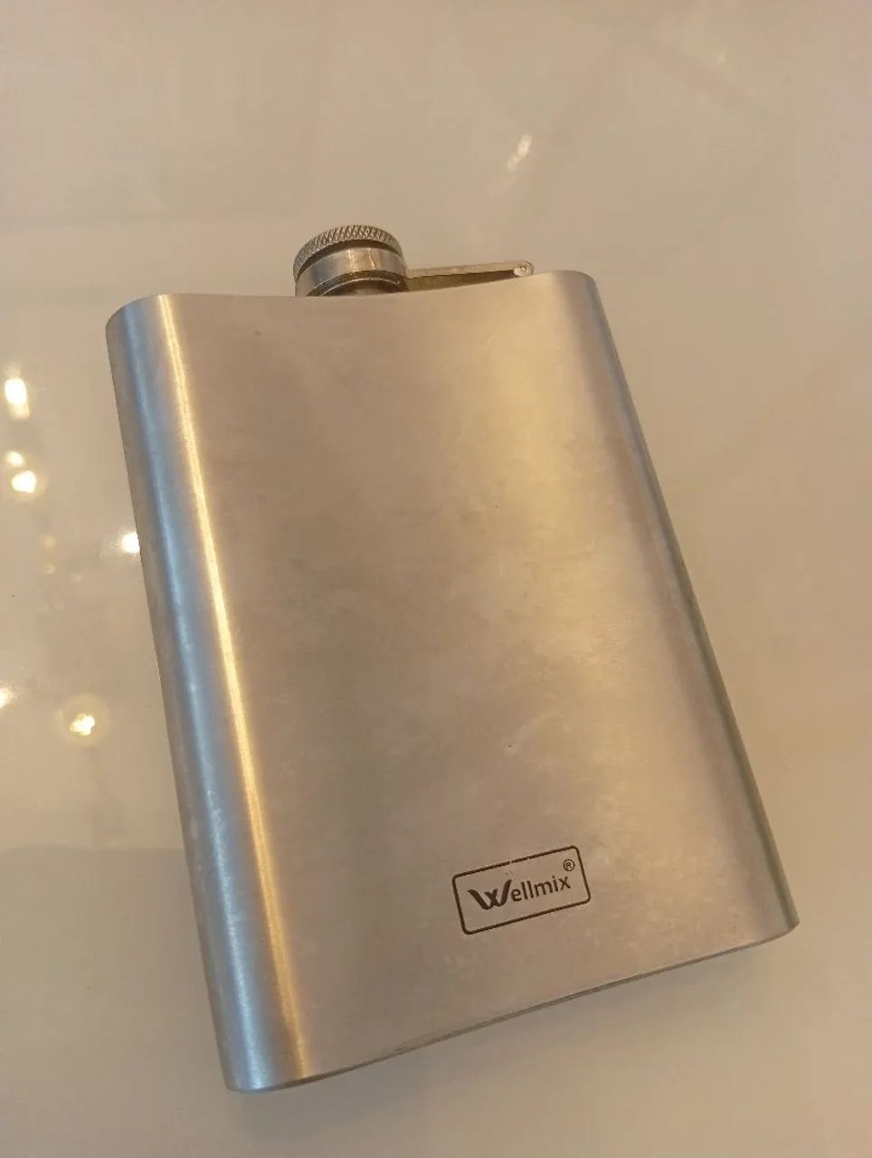 Garrafa de bolso em metal 