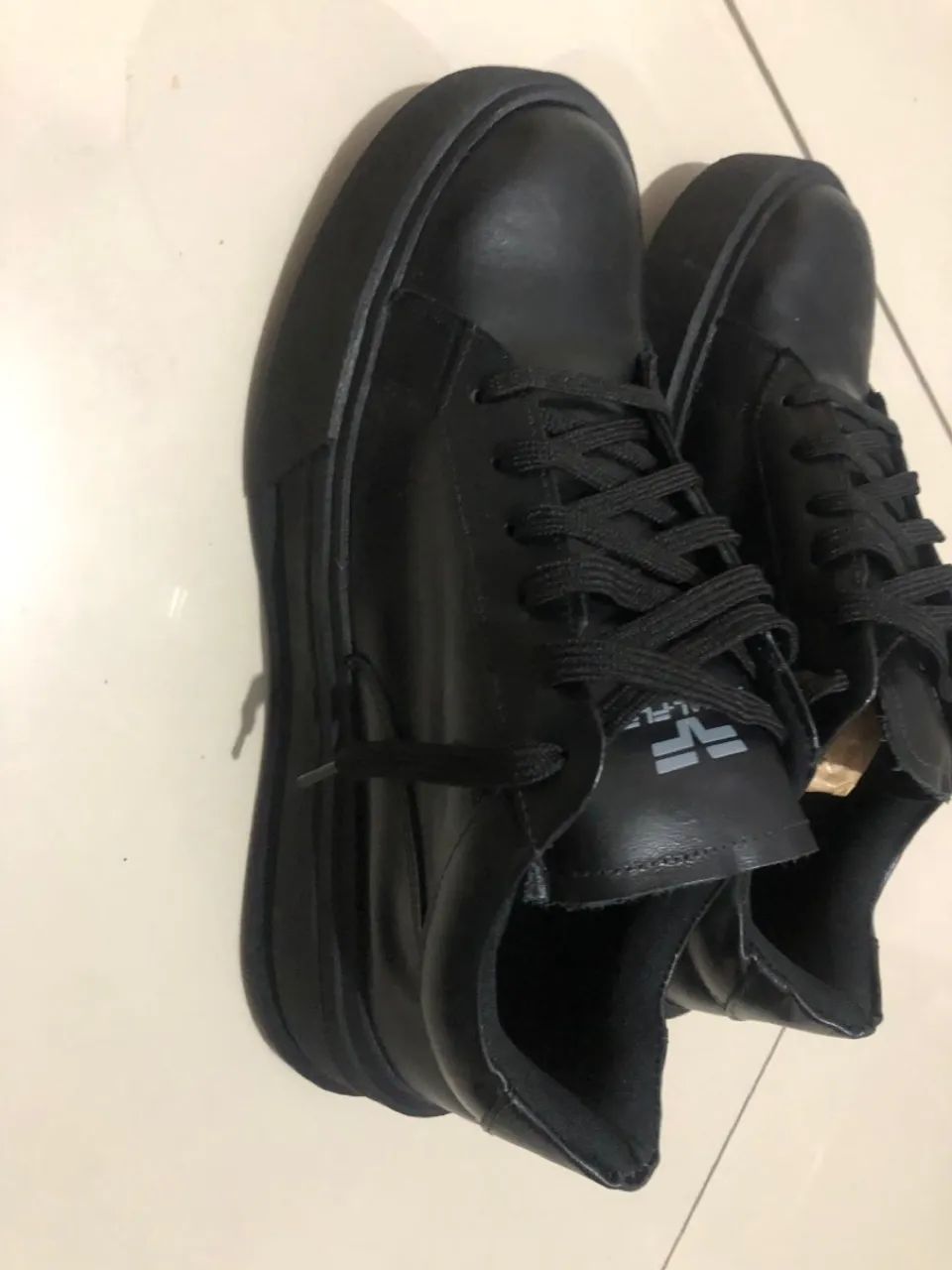 Tênis de couro preto  - Foto 3