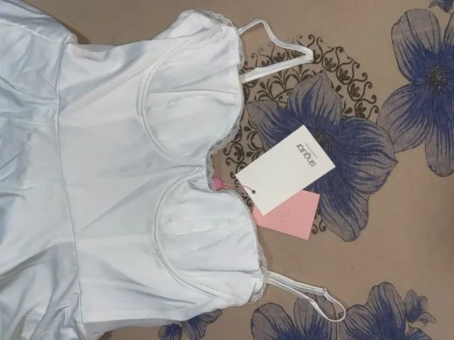 Vestido branco rodado da marca Singular.