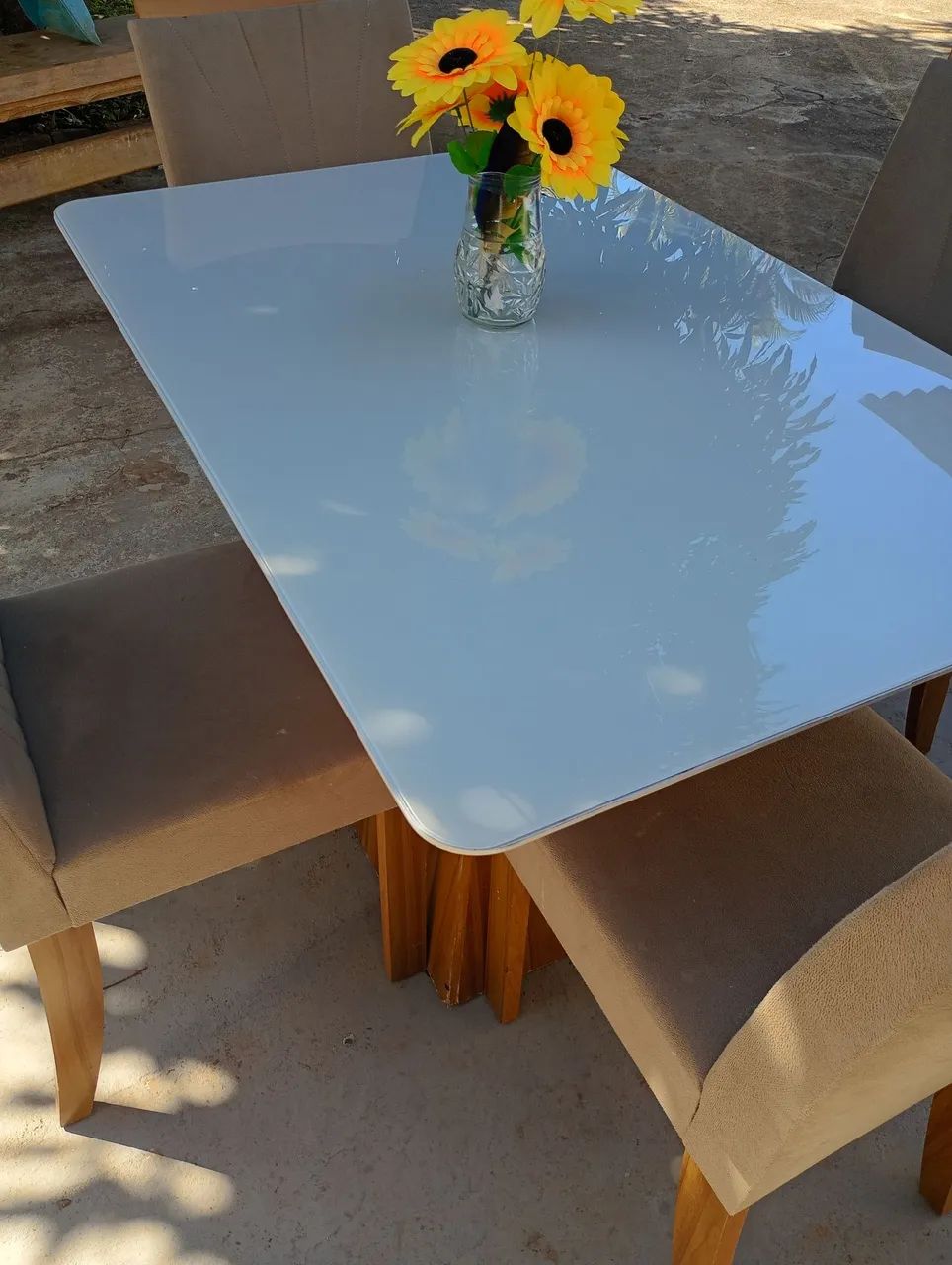 Mesa com tampo de vidro e 4 cadeiras bem conservadas entrego  - Foto 5
