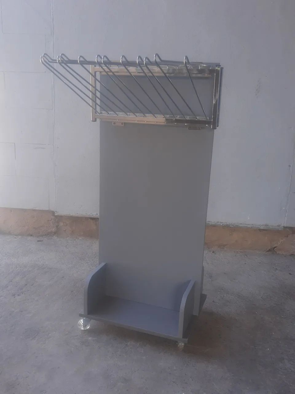 Calçeiro com rodízio para mostruário de loja 