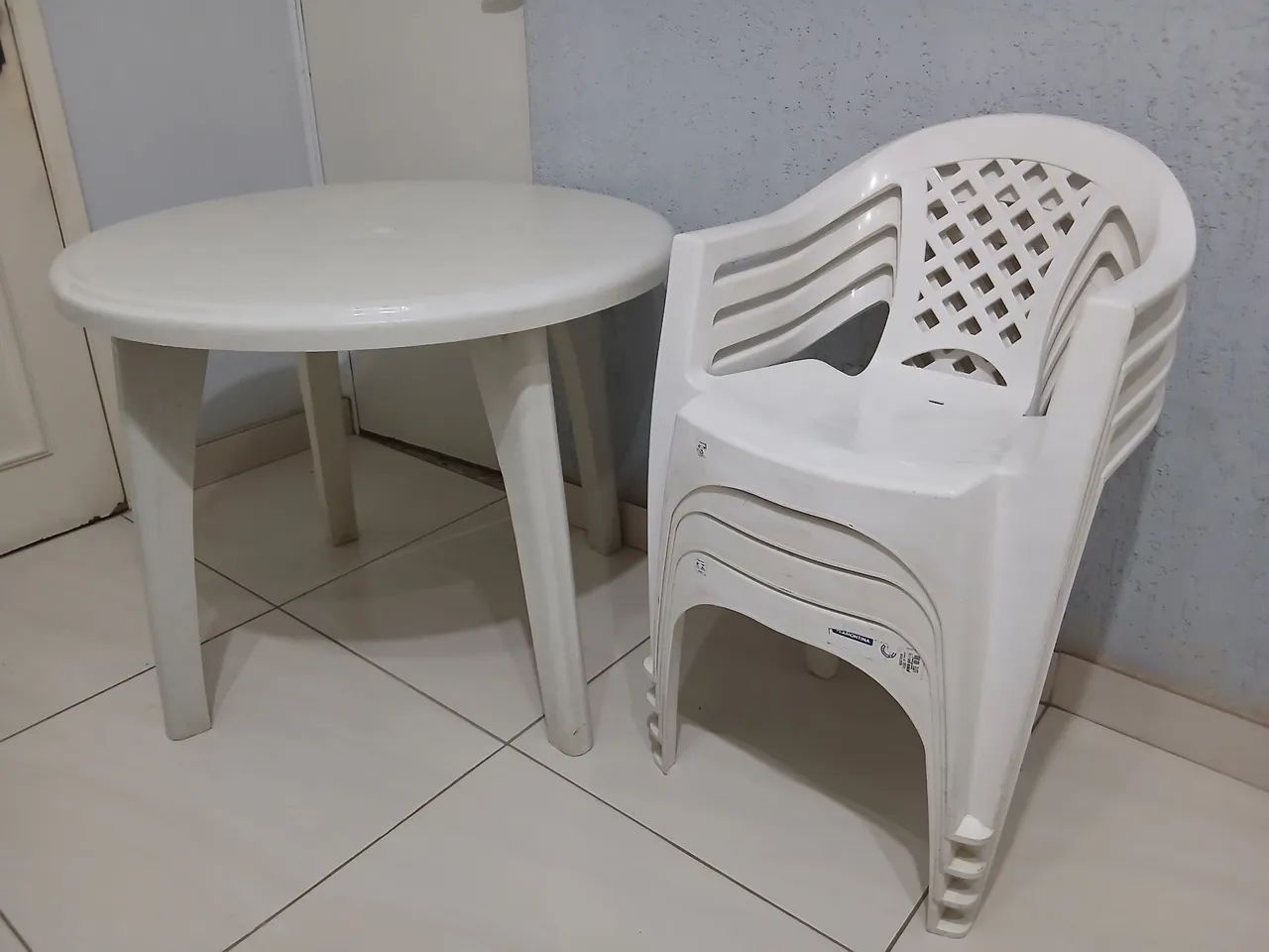 Mesa redonda de plastico tramontina com 4 cadeiras com braços 