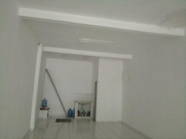 Aluga-se loja com 140 m² por R$ 6000,00 no Centro de- Macaé - RJ - Foto 2
