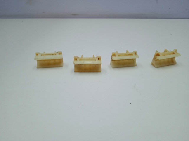 5304 04 Grampos Bucha Fixação Farol Monza 1982 a 1990