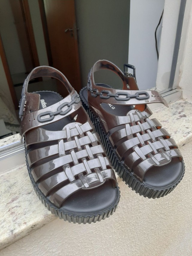 melissa satchel brilha no escuro