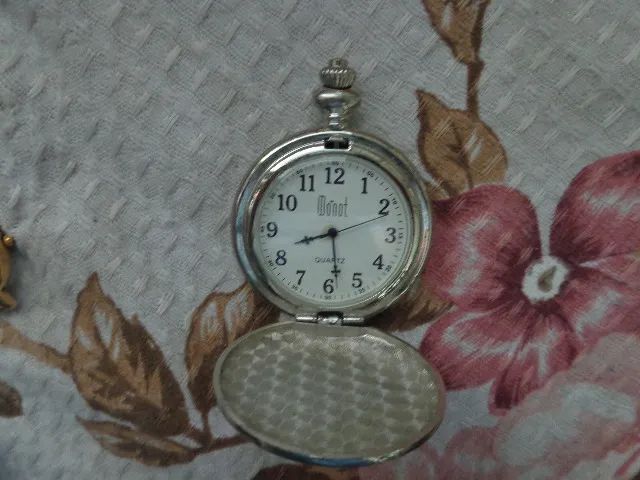 relogio de bolso replica não esta funcionando.