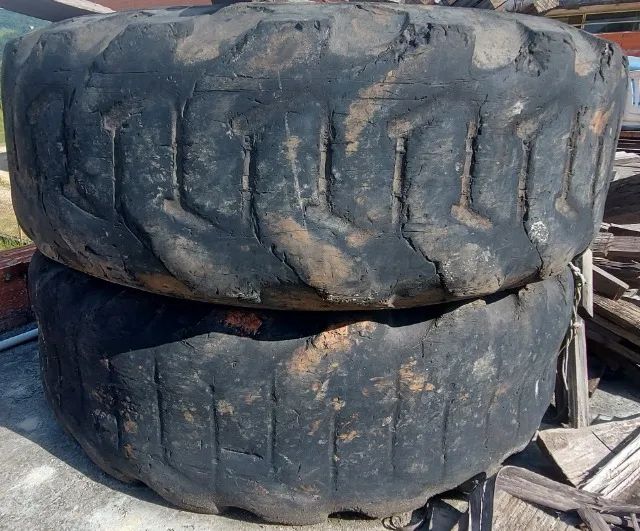 pneu traseiro reroescavadeira JCB 16.9x24
