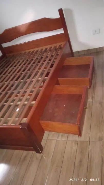 Vendo está cama de madeira maciça ,4 gavetões muito boa e forte com o colchal - Foto 5