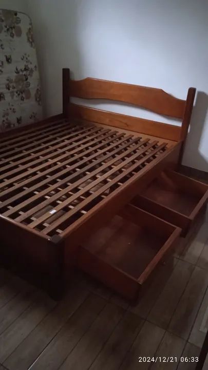 Vendo está cama de madeira maciça ,4 gavetões muito boa e forte com o colchal - Foto 2