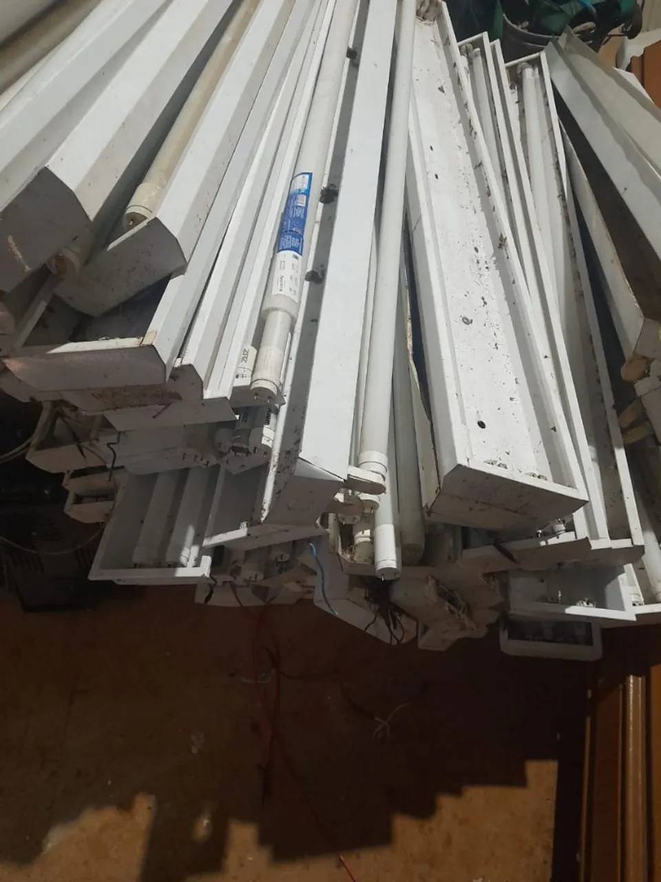 Calhas e Luminárias Usadas - Instalação Elétrica