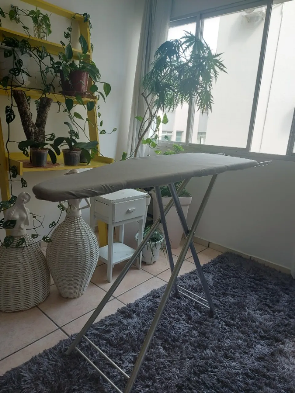 Tábua Mesa de Passar Roupa com Suporte para o Ferro