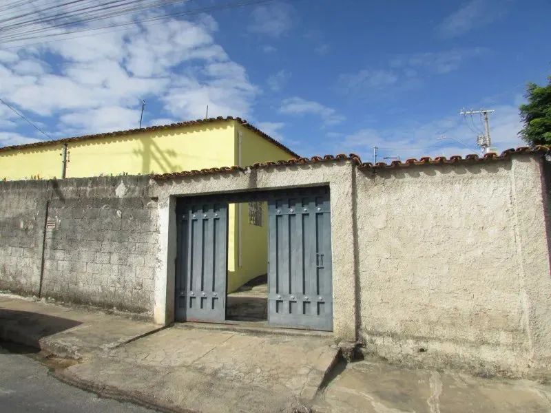 CASA DOIS QUARTOS COM SUITE, 4 VAGAS DE GARAGEM E AREA EXTERNA