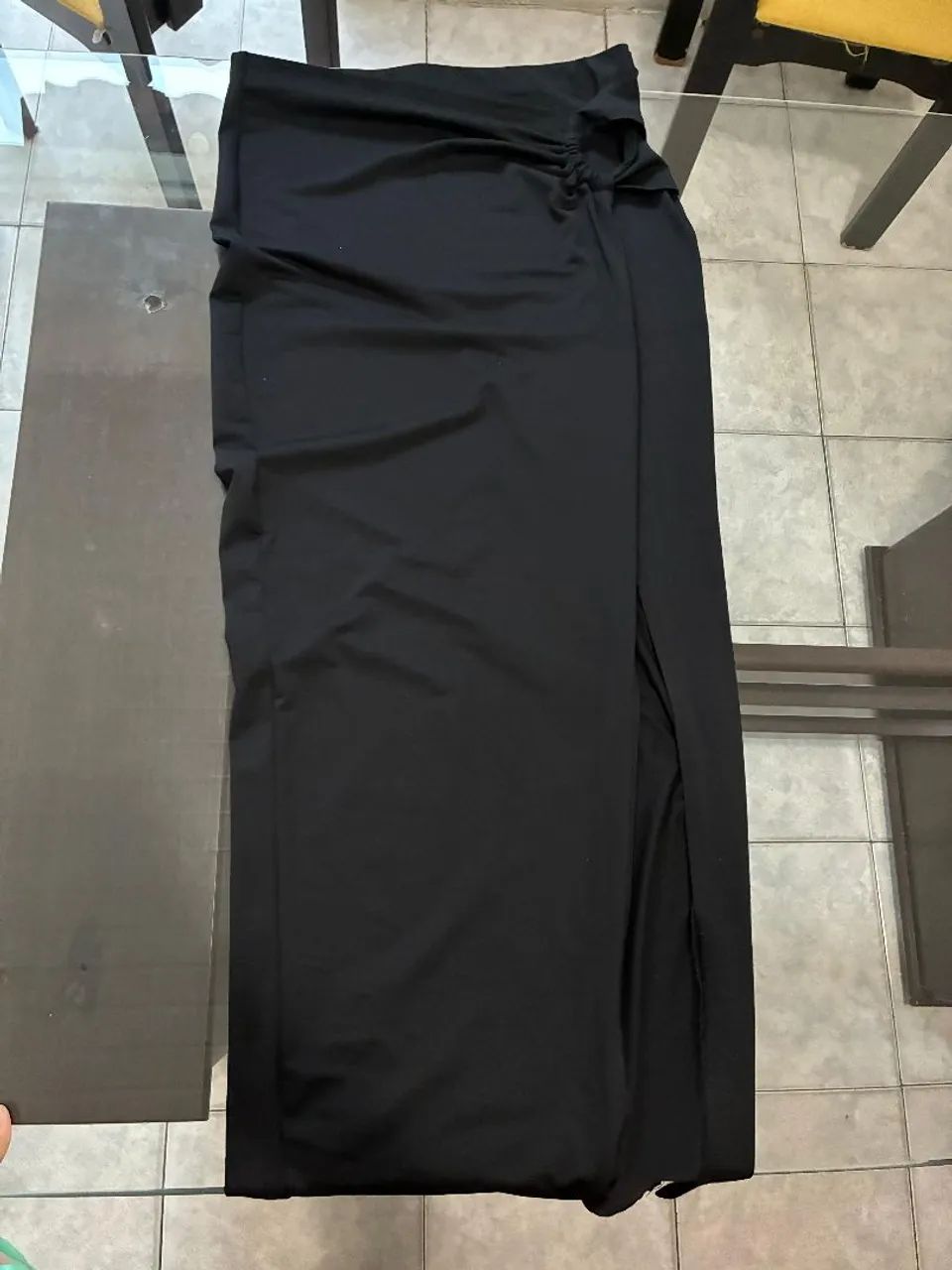 Saia preta longa com fenda 