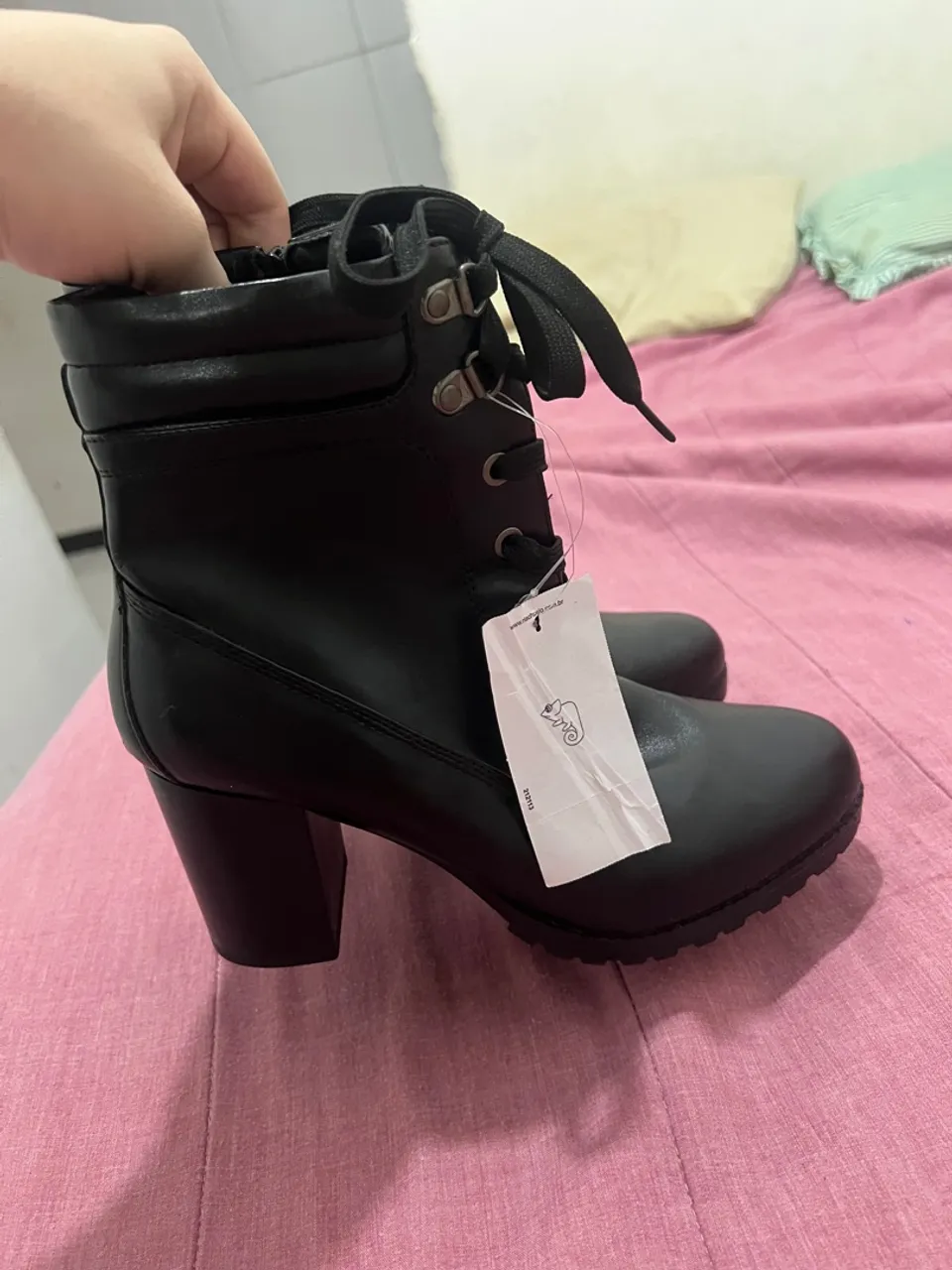 Bota feminina preta com salto