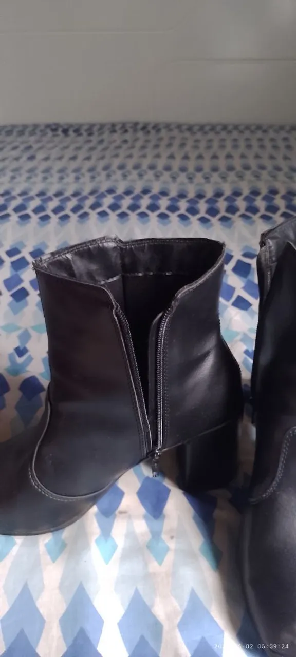 Botas de cano curto pretas; número 38.