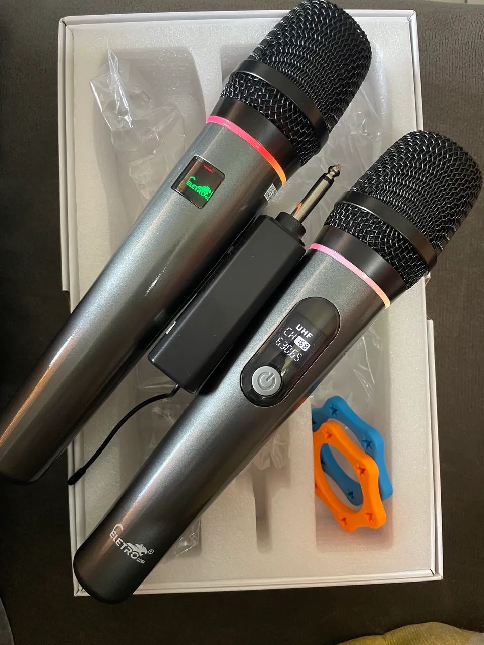 2 MICROFONES SEM FIO UHF RECARREGAVEL 