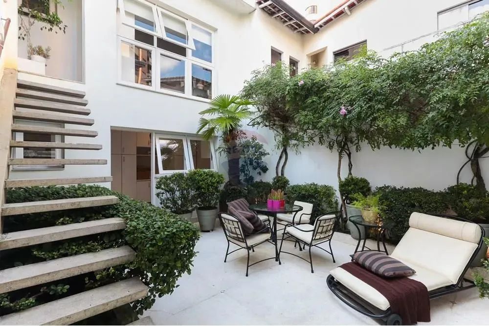 Casa com 2 dorm, 1 suíte (+ 1 dorm/ateliê), Lareira, Solarium e Quintal / 2 Vagas / 155 m²