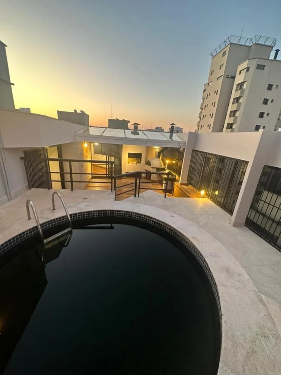 Cobertura com piscina para aluguel tem 280 m2 com 4 quartos em Moema - São Paulo