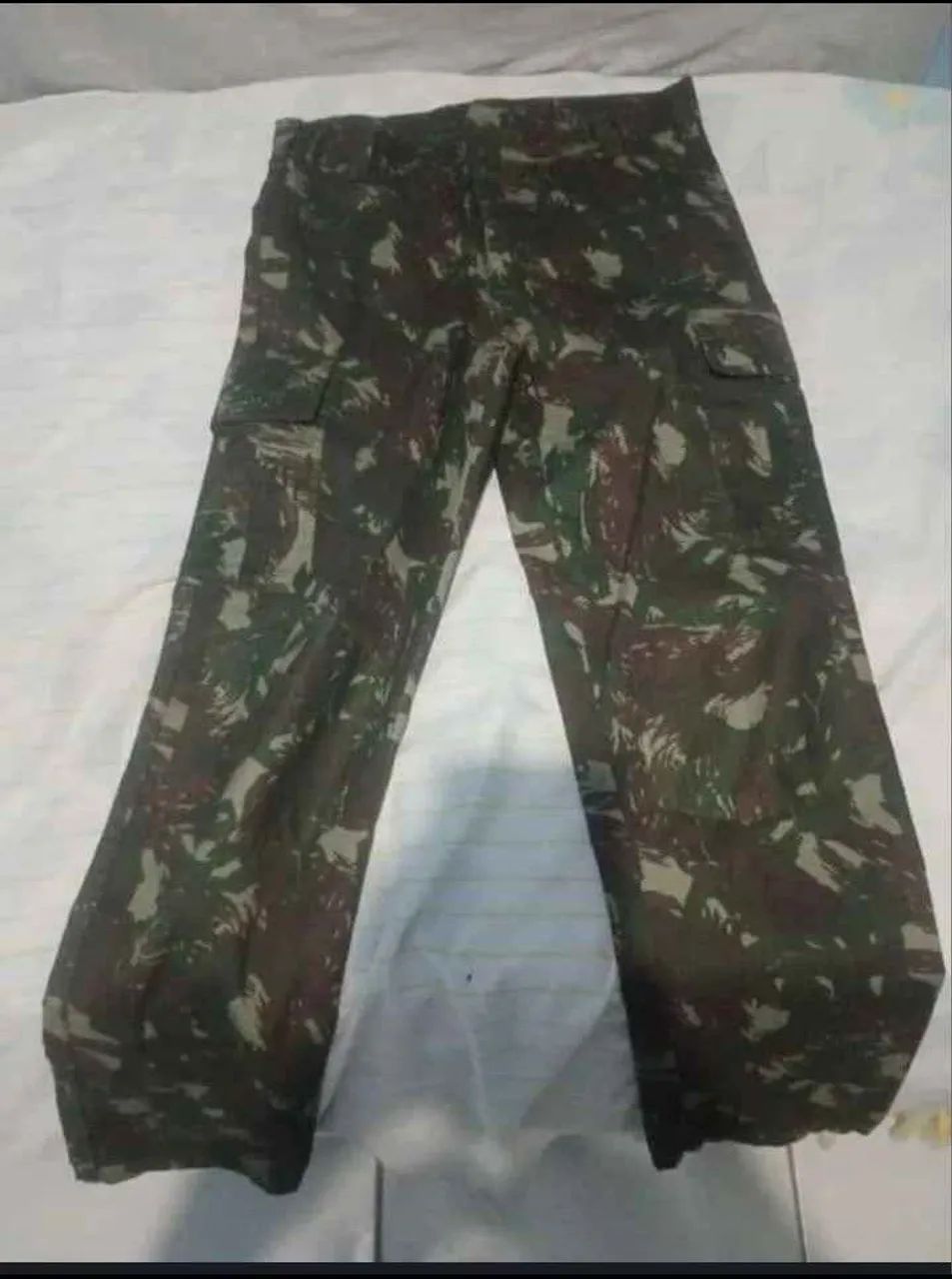 Calça camuflada militar