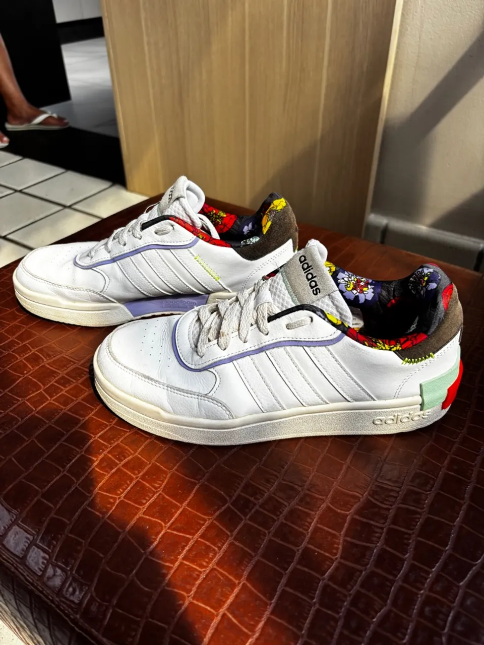 Tênis Adidas Branco com Detalhes Florais