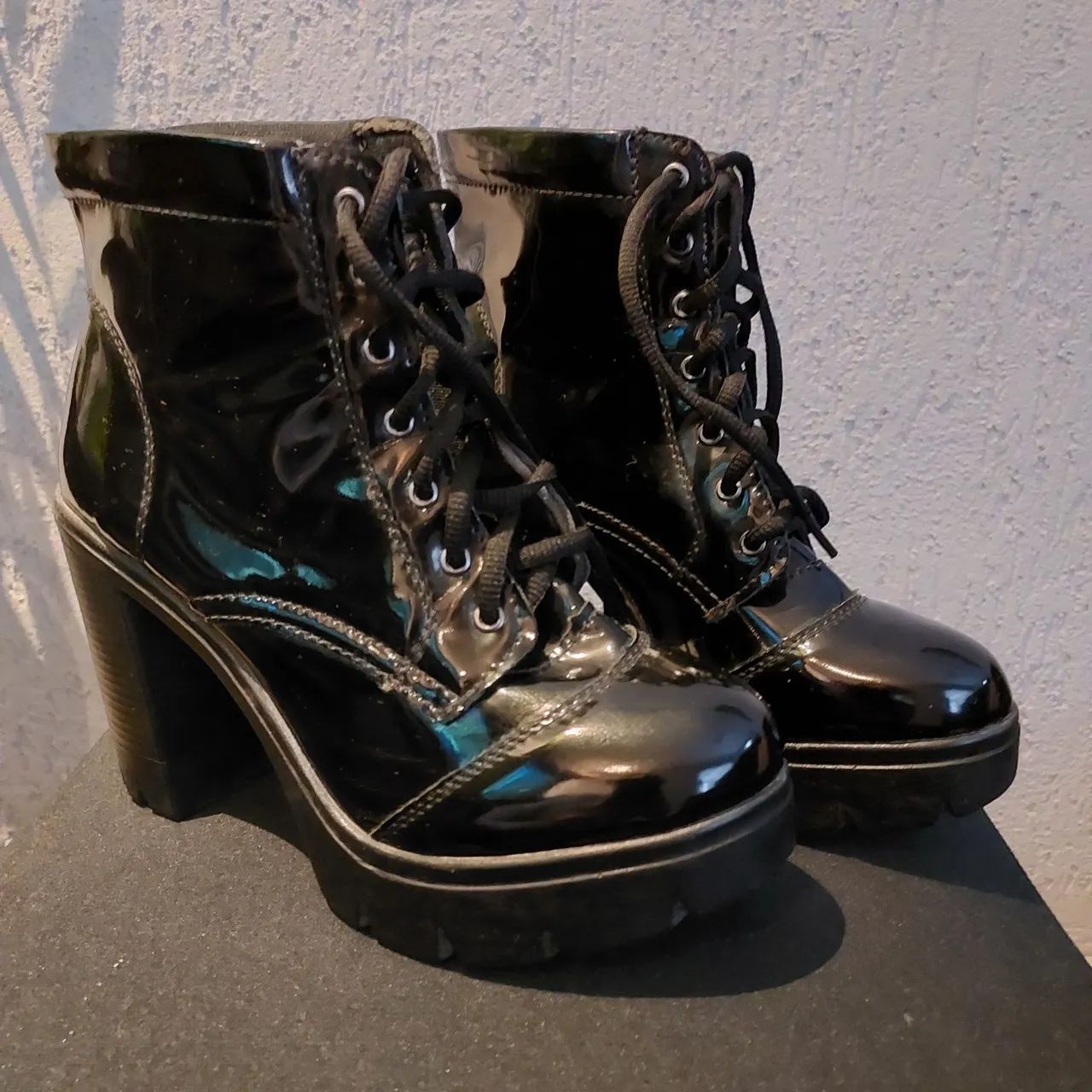 Coturno feminino em verniz