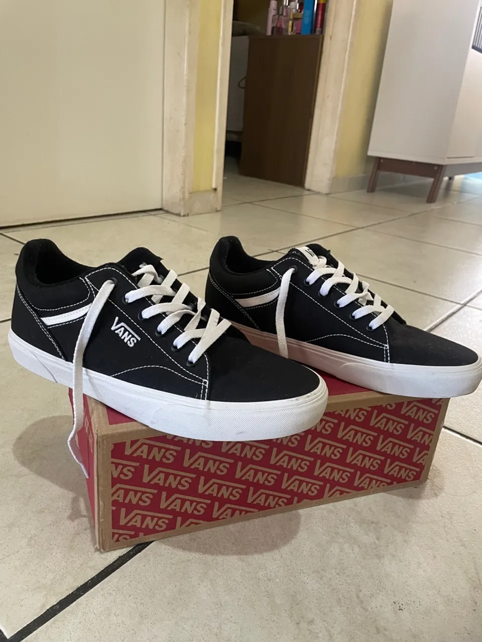 Tênis Vans preto com detalhes em branco